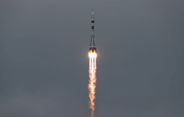 Вчера российский военный спутник «Космос-2555» сошёл с орбиты и сгорел в атмосфере, а сегодня с космодрома Плесецк запустили другой спутник в интересах Министерства обороны