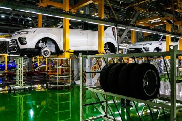 «Автотор» возобновит производство автомобилей, но ненадолго. Компания «доработает» на остатках машинокомплектов, которые находились в Европе