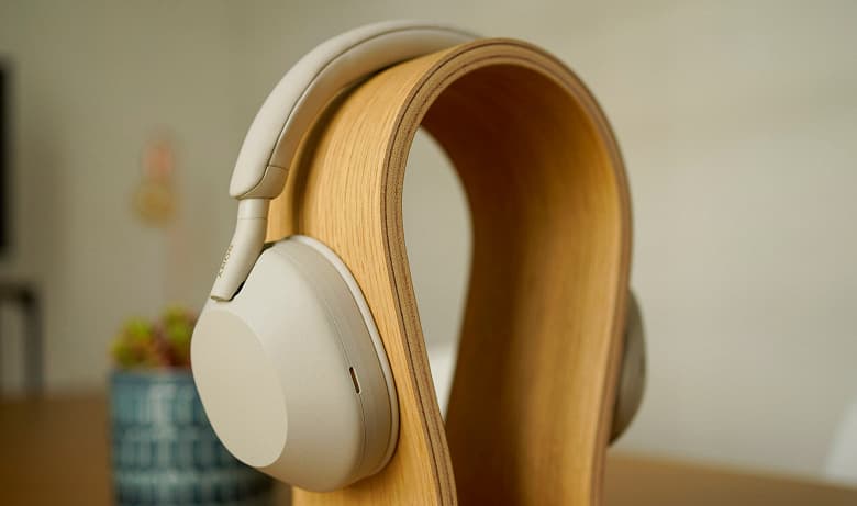 Представлены Sony WH-1000XM5. Они стали лучше почти во всём, но есть один большой недостаток