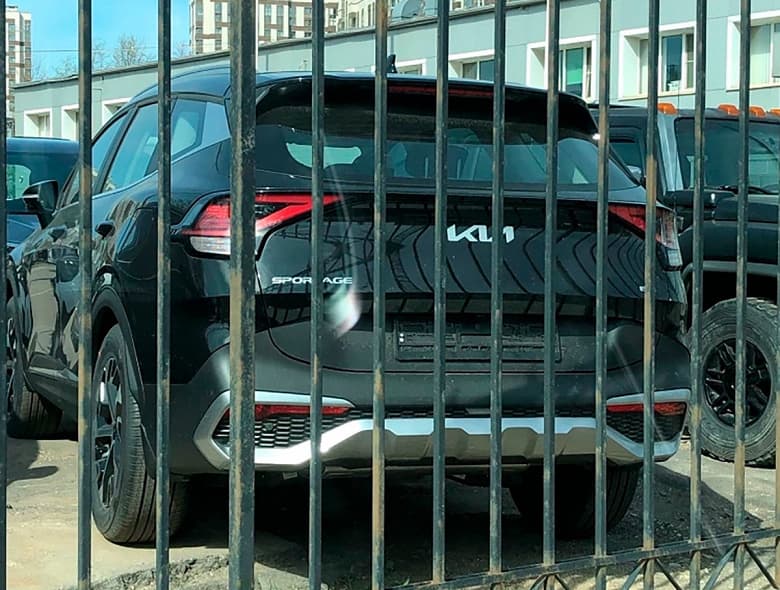 Совершенно новый Kia Sportage замечен на площадке московского дилера. Скоро старт продаж?