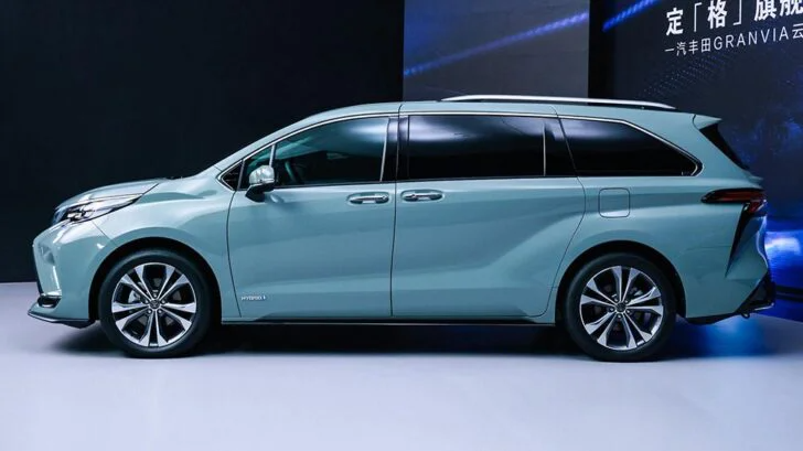 Представлен гибридный минивэн Toyota Granvia