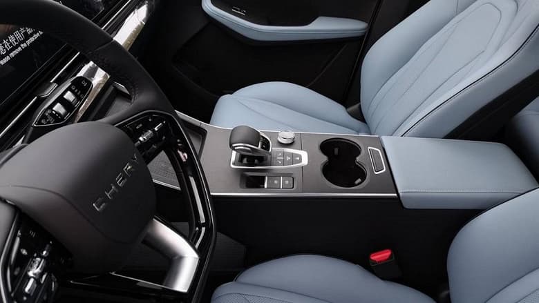 Салон Chery Omoda 5 для России показали на живых фото. Он сильно отличается от салона китайского авто