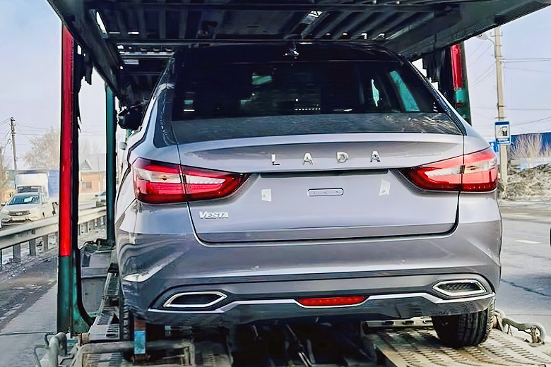 «Россиянам необходимо время, чтобы привыкнуть к новой реальности». Глава АвтоВАЗа о новой Lada Granta и переносе Lada Vesta NG на 2023 год