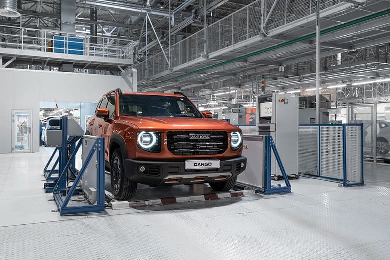 Россияне ощутили на себе последствия санкций. Половина опрошенных готовы пересесть на «китайцев»