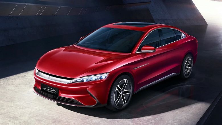 1,2 млн километров без замены аккумуляторной батареи с нулевым риском самовозгорания. Производитель хвалит BYD Blade