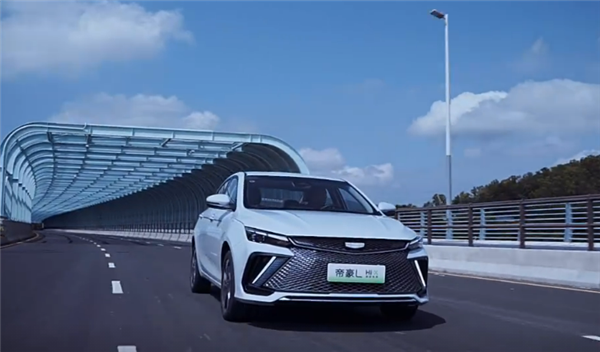 Расход 3,8 л на 100 км, пробег на чистом электричестве 100 км и запас хода около 1300 км на одном баке за 19 400 долларов. В Китае стартуют поставки гибридов Geely Emgrand L Thor Hi·X