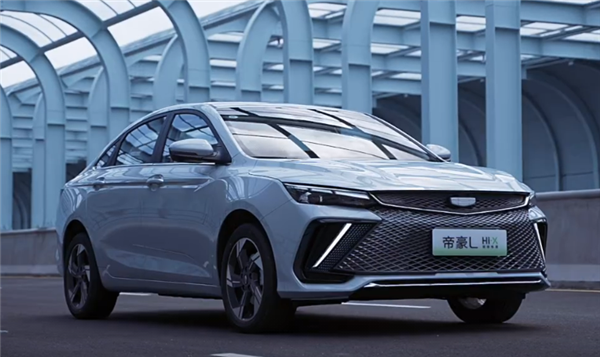 Расход 3,8 л на 100 км, пробег на чистом электричестве 100 км и запас хода около 1300 км на одном баке за 19 400 долларов. В Китае стартуют поставки гибридов Geely Emgrand L Thor Hi·X