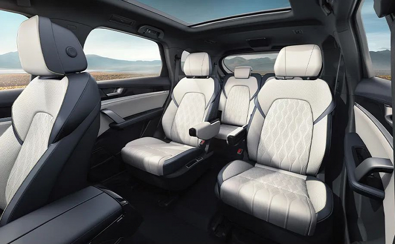 6 или 7 мест, разгон до 100 км/ч за 4,3 с, пробег 215 км на чистом электричестве. BYD показала свой флагманский гибридный кроссовер Tang DM-p изнутри