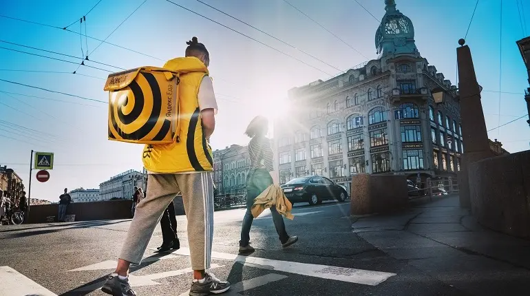 Болейте на здоровье: курьеры «Яндекс Еды» и «Лавки» смогут получить деньги на время болезни Болейте на здоровье: курьеры «Яндекс Еды» и «Лавки» смогут получить деньги на время болезни