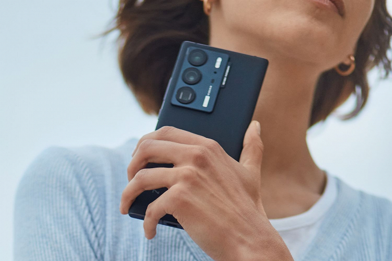 AMOLED, 120 Гц, камера-невидимка, Snapdragon 8 Gen 1 и 5000 мА·ч. ZTE Axon 40 Ultra представлен на международном рынке