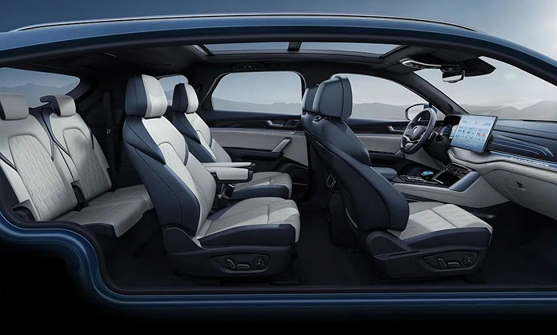 6 или 7 мест, разгон до 100 км/ч за 4,3 с, пробег 215 км на чистом электричестве. BYD показала свой флагманский гибридный кроссовер Tang DM-p изнутри