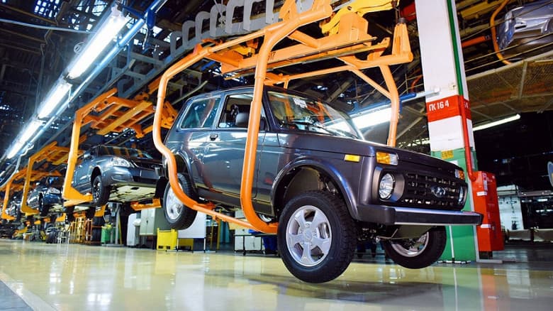 Уже в июле список машин-убийц пополнят «ободранные» Lada Niva Legend и Lada Largus. АвтоВАЗ будет выпускать более 1000 машин в сутки