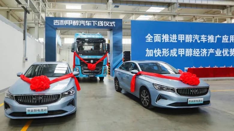 «Алкоседан» Geely последнего поколения запущен в производство. В Китае стартовал выпуск гибридов Geely Emgrand четвертого поколения, работающих на спирте