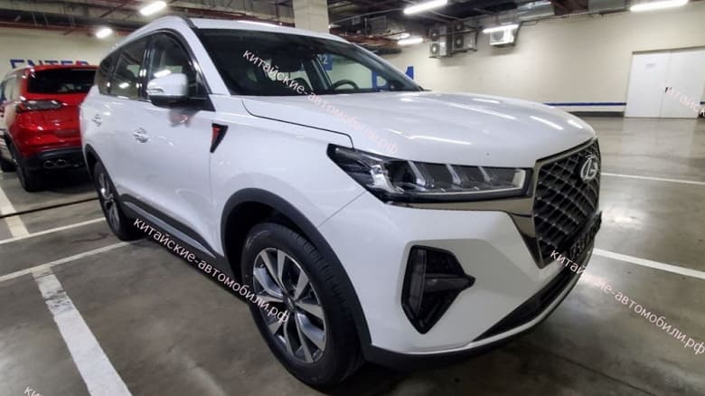 На таких кроссоверах будем ездить. Российские Chery Tiggo 7 Pro Max засняли вживую на московской парковке
