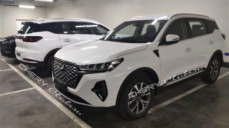 На таких кроссоверах будем ездить. Российские Chery Tiggo 7 Pro Max засняли вживую на московской парковке