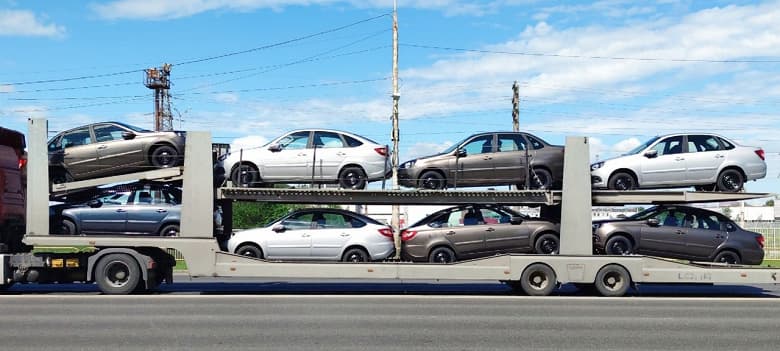 Самые обсуждаемые сегодня автомобили с рулём от Lada Kalina отправились к клиентам. «АвтоВАЗ» начал отгрузку Lada Granta Classic 2022