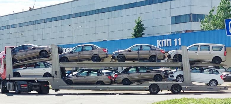 Самые обсуждаемые сегодня автомобили с рулём от Lada Kalina отправились к клиентам. «АвтоВАЗ» начал отгрузку Lada Granta Classic 2022