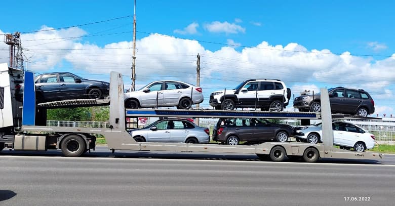 Самые обсуждаемые сегодня автомобили с рулём от Lada Kalina отправились к клиентам. «АвтоВАЗ» начал отгрузку Lada Granta Classic 2022