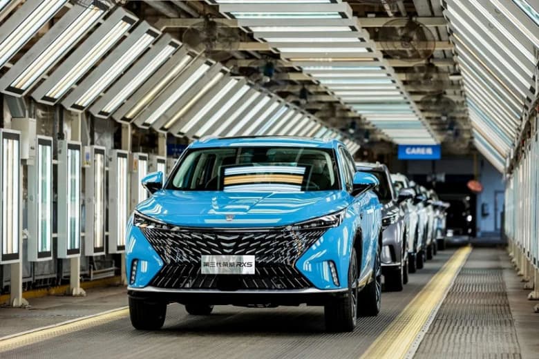 Первый в мире автомобиль со сдвижным 27-дюймовым экраном 4К запущен в производство. Это китайский Roewe RX5