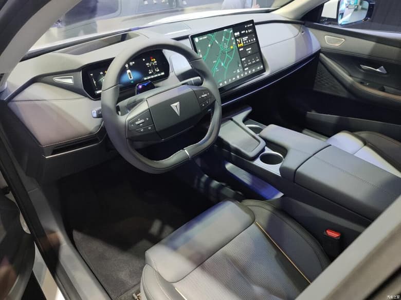 700 км на одной зарядке, 258 л.с. и цена всего 27 000 долларов. В Китае стартовали продажи электромобиля Changan Shenlan SL03, он практически в два раза дешевле Tesla Model 3