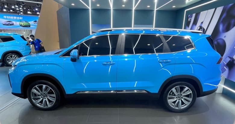 Первые электромобили совместной разработки Geely и Lifan показали в Китае. Кроссовер Livan 7 разгоняется до 100 км/ч за 4,9 с и имеет запас хода до 750 км, но главное вовсе не это