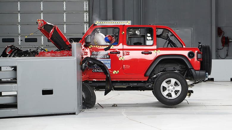 Jeep Wrangler остаётся очень небезопасным авто. Машина снова провалила краш-тесты, потому что перевернулась Jeep Wrangler остаётся очень небезопасным авто. Машина снова провалила краш-тесты, потому что перевернулась