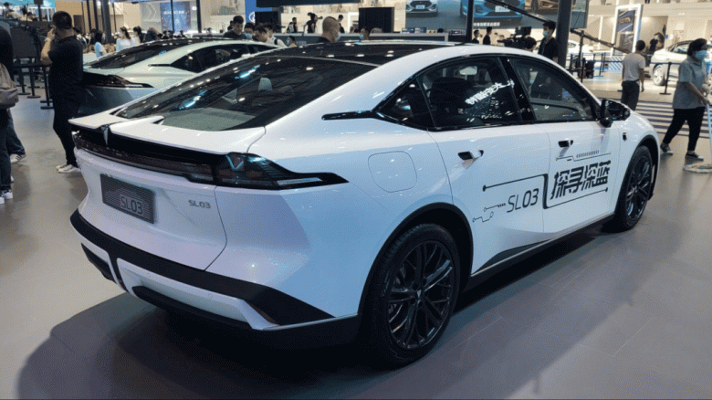 700 км на одной зарядке, 258 л.с. и цена всего 27 000 долларов. В Китае стартовали продажи электромобиля Changan Shenlan SL03, он практически в два раза дешевле Tesla Model 3