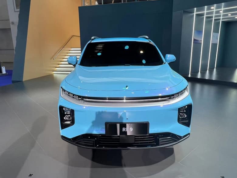 Первые электромобили совместной разработки Geely и Lifan показали в Китае. Кроссовер Livan 7 разгоняется до 100 км/ч за 4,9 с и имеет запас хода до 750 км, но главное вовсе не это