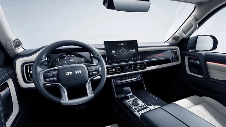 В профиль – Land Cruiser Prado, а анфас – Jeep Grand Cherokee. Представлен большой гибридный внедорожник BAIC BJ60 с запасом хода 1000 км