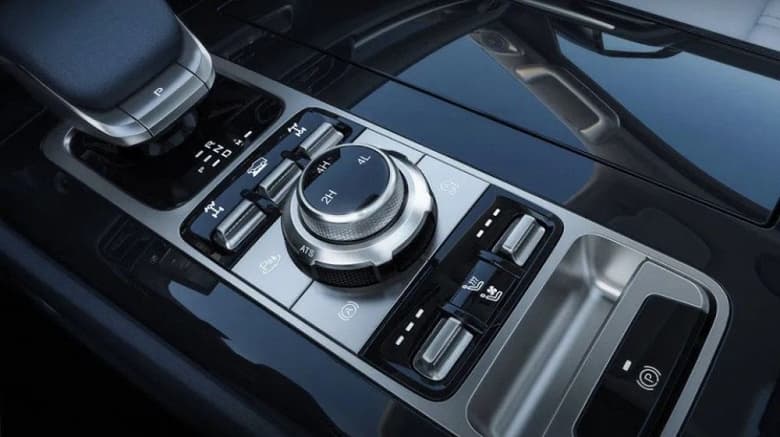 В профиль – Land Cruiser Prado, а анфас – Jeep Grand Cherokee. Представлен большой гибридный внедорожник BAIC BJ60 с запасом хода 1000 км