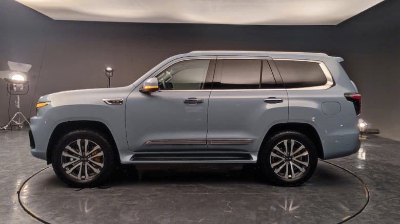 В профиль – Land Cruiser Prado, а анфас – Jeep Grand Cherokee. Представлен большой гибридный внедорожник BAIC BJ60 с запасом хода 1000 км