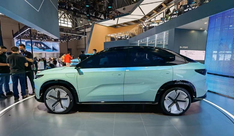 Первые электромобили совместной разработки Geely и Lifan показали в Китае. Кроссовер Livan 7 разгоняется до 100 км/ч за 4,9 с и имеет запас хода до 750 км, но главное вовсе не это