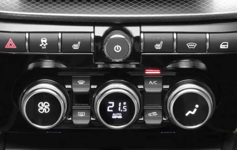 «Люксовая» Lada Vesta NG получила обогреваемый кожаный руль, камеру заднего вида и глубокую тонировку