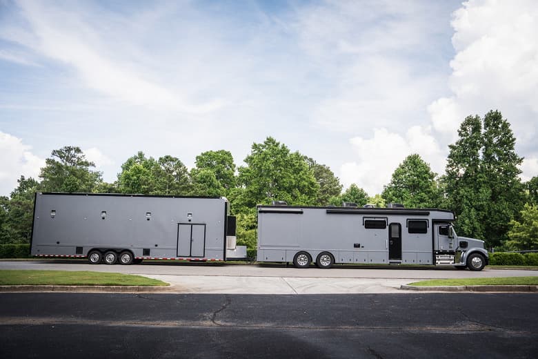 В США представили автодом за 425 000 долларов с гаражом на два автомобиля