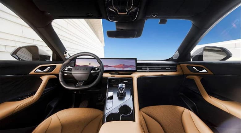 432 л.с., запас хода 1050 км на одном баке, 27-дюймовый экран с разрешением 4К и 28 датчиков системы автономного вождения за 22 775 долларов. В Китае представлен гибридный кроссовер Roewe eRX5