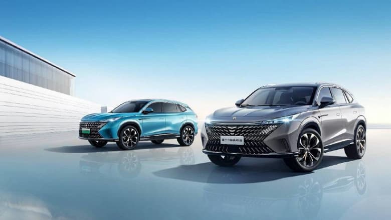 432 л.с., запас хода 1050 км на одном баке, 27-дюймовый экран с разрешением 4К и 28 датчиков системы автономного вождения за 22 775 долларов. В Китае представлен гибридный кроссовер Roewe eRX5 432 л.с., запас хода 1050 км на одном баке, 27-дюймовый экран с разрешением 4К и 28 датчиков системы автономного вождения за 22 775 долларов. В Китае представлен гибридный кроссовер Roewe eRX5