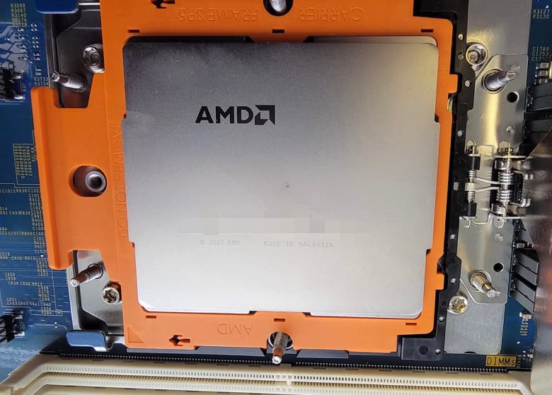Гигантский процессор AMD засветился на фото. CPU Epyc поколения Genoa выйдут в конце года Гигантский процессор AMD засветился на фото. CPU Epyc поколения Genoa выйдут в конце года