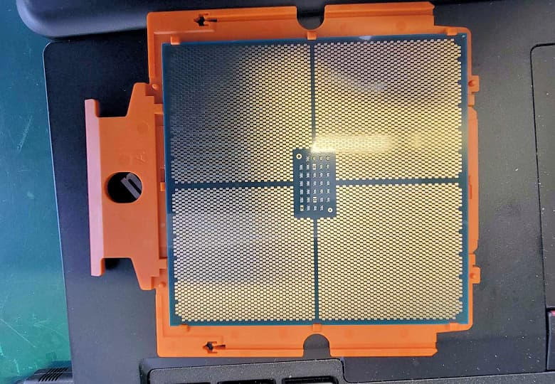 Гигантский процессор AMD засветился на фото. CPU Epyc поколения Genoa выйдут в конце года