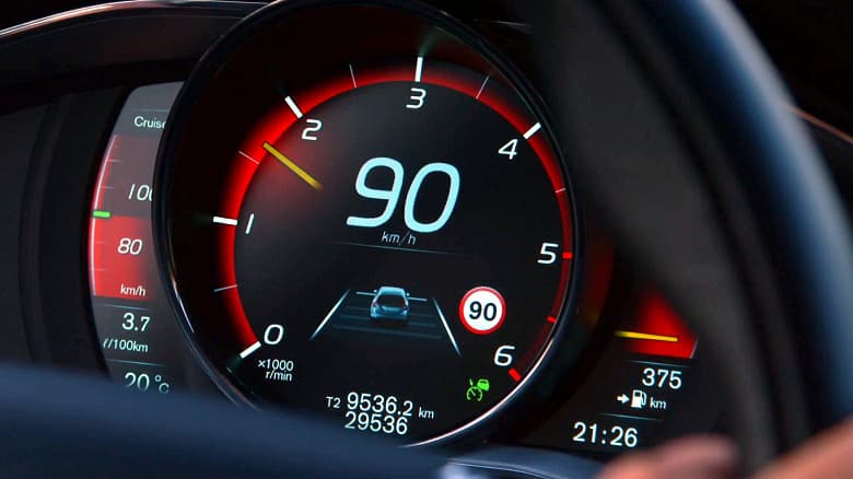 Все новые автомобили в Евросоюзе теперь обязаны оснащаться умным ограничителем скорости, который в ряде случаев сам будет снижать скорость