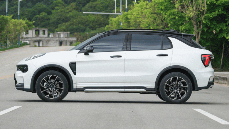 Представлен недорогой гибрид Lynk & Co 01 EM-F мощностью 245 л.с. с расходом топлива 4,88 л на 100 км