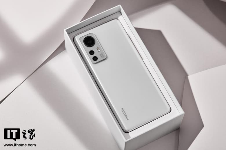 Упаковка, комплект поставки и сам смартфон со всех сторон: компактный флагман Xiaomi 12S показали вживую
