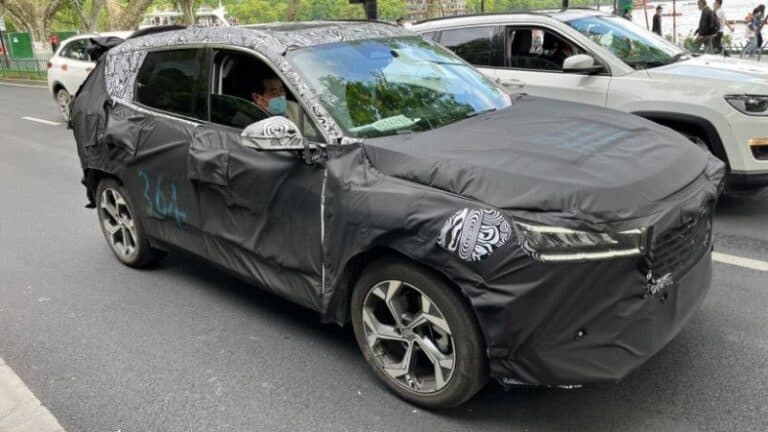 Geely Atlas нового поколения на улучшенной платформе Geely Tugella получит «полуавтопилот» и большой вертикальный экран 