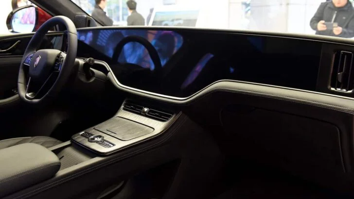 Пожизненные бесплатные ТО и гарантия на всё, включая аккумулятор. Недорогой электрокроссовер Hengchi 5 поступил в продажу в Китае