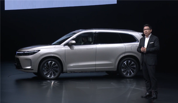 Запас хода до 1220 км, мощность до 449 л.с., разгон до 100 км/ч за 4,8 с и комфорт получше, чем у Toyota Alphard. Представлен большой гибридный кроссовер Huawei Aito M7, и он уже стал хитом