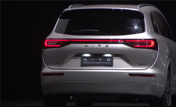 Запас хода до 1220 км, мощность до 449 л.с., разгон до 100 км/ч за 4,8 с и комфорт получше, чем у Toyota Alphard. Представлен большой гибридный кроссовер Huawei Aito M7, и он уже стал хитом