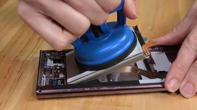 Проблемы не только с iPhone. В России нехватка запасных частей для ремонта смартфонов Samsung и Huawei