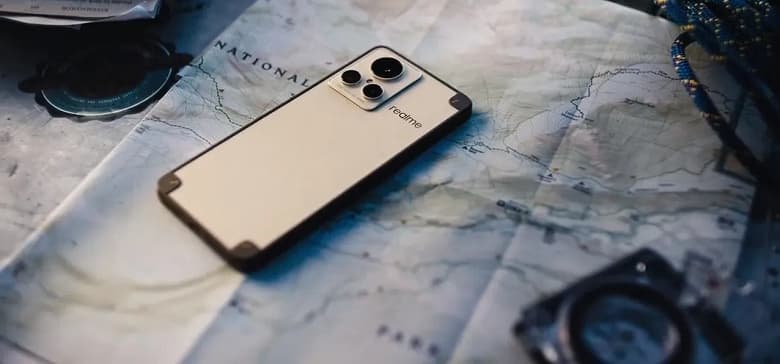 «Выглядит так, будто он опережает iPhone на 5 лет». Realme GT2 Master Explorer Edition сравнили с iPhone 13 Pro