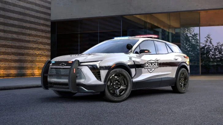 557 л.с., 515 км, полный привод, разгон до «сотни» в пределах 4 с. Представлен электрический кроссовер Chevrolet Blazer