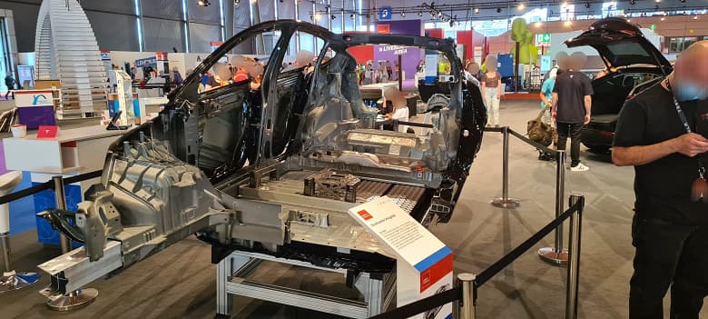 Представлен гигантский «внешний аккумулятор» мощностью 2,7 кВт для автомобилей Tesla с интернетом Starlink