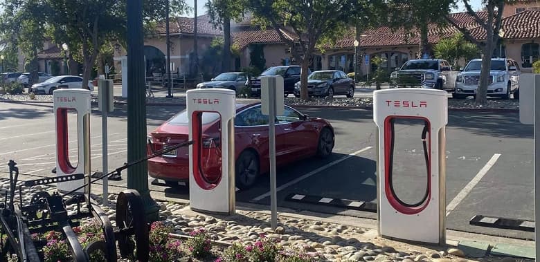 Tesla откроет станции Supercharger в США для всех, в том числе чтобы получить деньги от государства